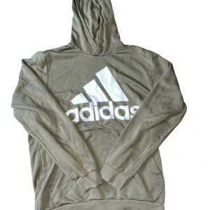 Adidas hoodie Storlek L - Säljer denna Adidas hoodie då den inte kommer till andvändning längre  Storlek L Inga synliga skador/märken