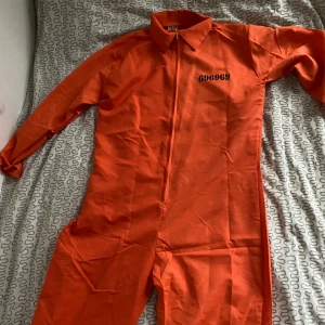 Tjuvdräkt - Säljer nu denna tjuv/fångedräkt då jag använde den en gång, och känner att den är väldigt passande nu till halloween!🎃Den är i storlek S, finns inga defekter och är väldigt skön! Hör gärna av dig om de finns frågor! 