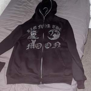 En riktigt snygg full zip hoodie knappast använd 