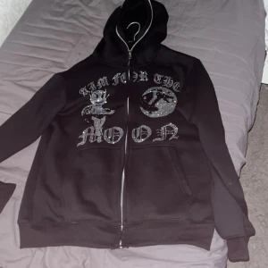 Full zip Aim For The Moon Hoodie - En riktigt snygg full zip hoodie knappast använd 
