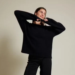 Stickad tröja  - Svart stickad tröja från Bikbok, knappt använd. Storlek S men passar xs-m beroende på hur man vill att den ska sitta. Slut såld på hemsidan 🩷tveka inte på att höra av er. Har en exakt likadan i vit också om det skulle vara intressant!