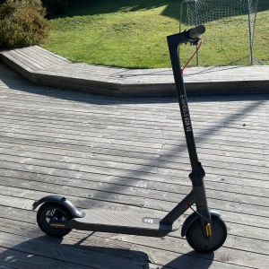 E-WHEELS E2S V2 - Det är en elsparkcykel som går i 30 kmh och som kan åka 24 km med fullt batteri. Priset kan diskuteras. Hämtas gärna. Om du bor i Stockholm kan jag lämna av det.