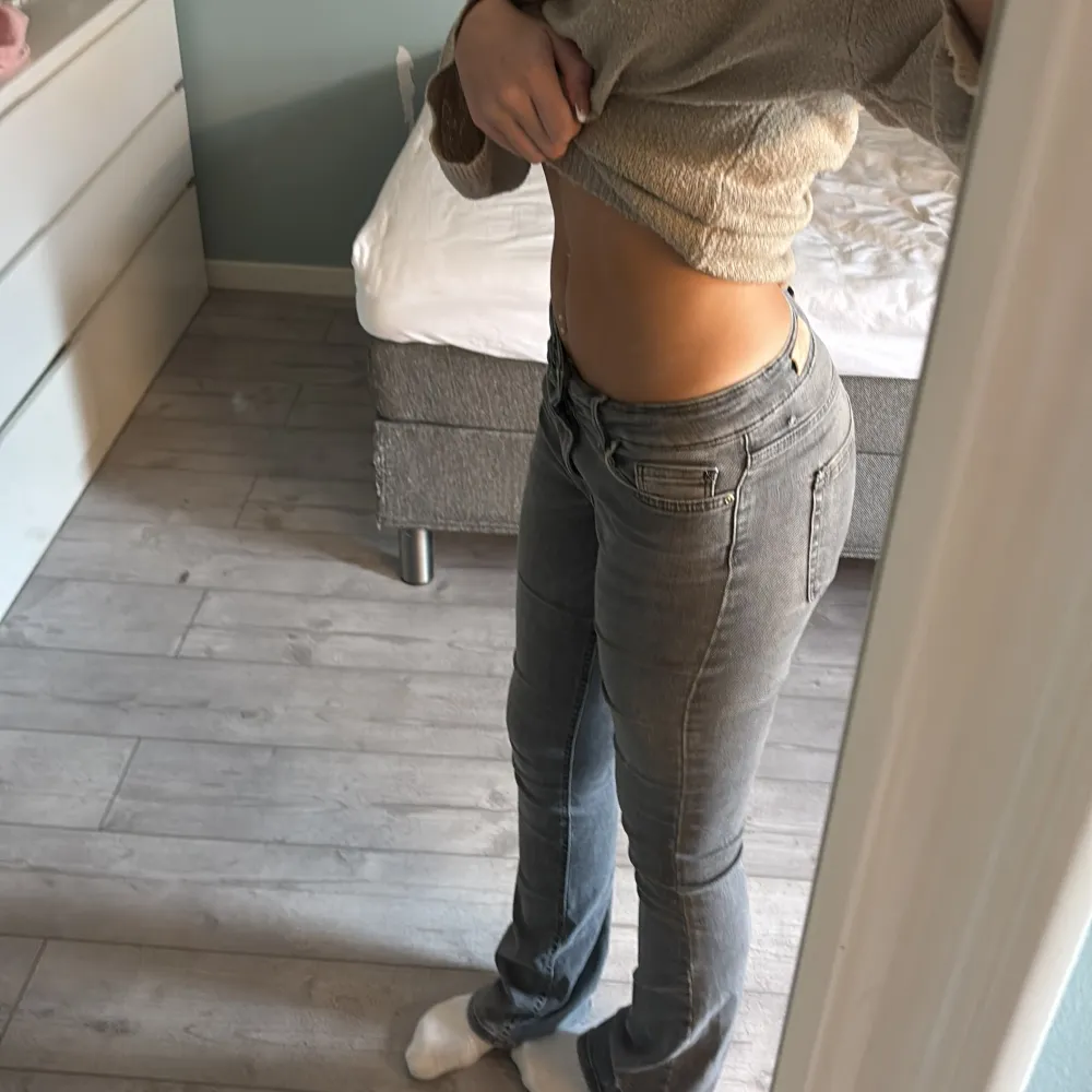 Säljer ett par snygga grå jeans från Only. De är bootcut och har en låg midja, perfekt för vardagsstil. Jeansen är i bra skick (förutom att ha råkat få bort en hälla) strl 32/s💕. Jeans & Byxor.