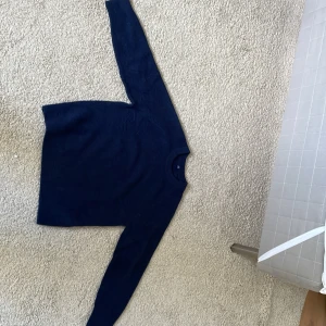 Det är en ull tröja från UNI QLO för 11-12 åringar.  - Bra skick. Använd 2 gånger. 