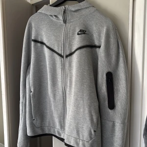 Nike tech fleece  - Säljer min Nike tech fleece pga att den inte används längre. Använd några gånger men har inga fläckar eller andra skador. Därav i bra skick. 💓
