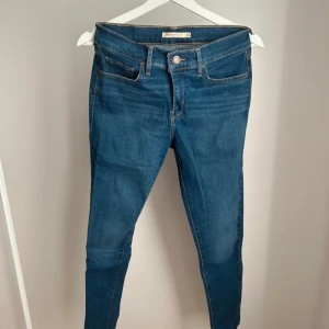 Levis jeans  - Helt nya Levis jeans aldrig använda.  Super stretchiga. Model 710