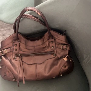Väska  - Säljer denna riktigt snygga väska, köpa second hand  Där finns lite slitning men passar till !  Hör av er om ni vill ha bilder på de ❤️ några bitar har gått av !