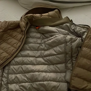 Parajumper jacka - Tja,säljer min para jumper jacka då den inte passar mig.den är väldigt bra skick,det är strlk XL men passar som en L eller större M.nypris 4000-6000. De är en sällsynt färg.äkta✅ pris kan diskuteras. Ena fickan är trasig på kedjan.