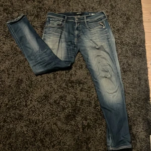 Replay jeans - Säljer dessa replay jeansen! De är änvända men andå bra skick. Dm för mer frågor!