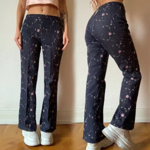 vintage floral pants  - Underbara vintage byxor i felfritt skick🌸✨står inte strl men passar perfekt på mig som är strl 38/M