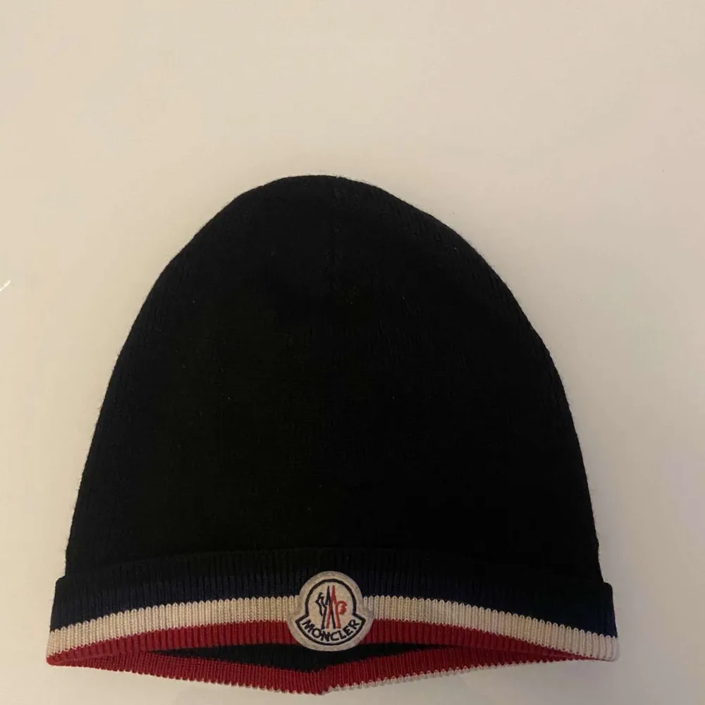 Jättefin moncler mössa som är nu till salu, den är perfekt inför vintern, den är jättevarm och har jätte bra kvalite (Äkta). Accessoarer.