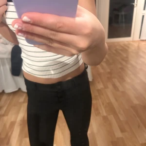 Kostym byxor - Från kids brand store. köpta för 699 säljer för 400 då dem inte har används så mycket. Passar mig som är 162 och har XS i vanliga fall 