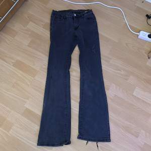 Mörk gråa/svarta jeans i storlek M. Bra skick. Använd fåtal gånger. Medium Waist. Stretchiga och passar bra. Köpta för 250.