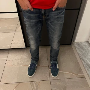Nudie jeans - Tja! Säljer nu ett par tvär feta nudie jeans. Modellen är 163 cm. Passar mågon runt den längden. Vid frågor så är det bara att höra av sig! 🤝