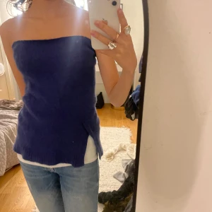 Marinblå stickad topp  - Wow denna är så snygg🤩 men tyvär lite förstor för mig. Den har ett jättebra sick och är använd få gånge❤️🥰