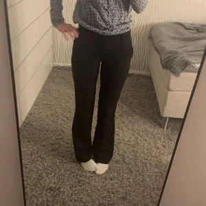 Kostymbyxor - Säljer dessa fina Low waist kostymbyxorna pågrund av att de är för små💕Favoritbyxor som har används mycket men är i mycket bra skick