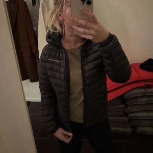Peak performance jacka  - Den är i barnstorlek men sitter som en xs. 