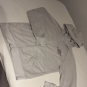 Helt ny peak performance kofta för endast 499 kr med storleken M - Jag säljer min Peak Pearformance kofta för endast 499kr, den passar inte min stil och storleken är M