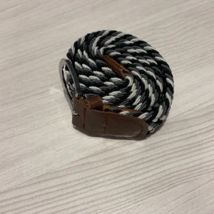 Flätat bälte - 105 cm långt ungefär! Bra skick kommer aldrig till användning🙂 