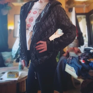 Snygg fluffig jacka med snygga glitter detaljer på fickor ärmar och luva - Himla snygg vinter, vår eller höstjacka att ha på sig. Fluffig och lätt och super skön med snygga detaljer som glittrar på ärmar fickor och luvan. 
