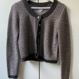 Glittrig kofta - Så fin glittrig kofta från saint tropez, så fin nu rill hösten. Brun/grå