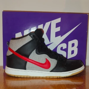 Nike sb dunk high  - Skejtade så finns skador men helhet är ok. Funkar för vidare skate sesh💯 ingen kartong