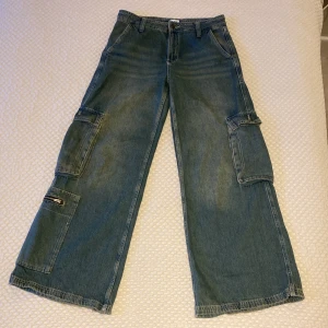 Cargo jeans Urban Outfitters - Mörkblåa cargo jeans från Urban Outfitters.  Loose Fit, High Rise. Width 27. Length 30. Sparsamt använda.