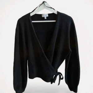 Cardigan från & other stories - Väldigt fin kofta från & other stories som inte kommer till användning längre. Använd därav något nopprig.