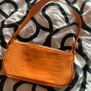 Väska - Väska från Gina, snygg färg, nästintill oanvänd och fungerande dragkedja. Den är hel och välbehållen. Behövs komma till nytta vilket gör att jag säljer den!