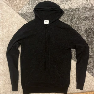 John Henric Kashmir Hoodie M mörkgrå - Nyskick använd 1 gång, storlek M köpt på John Henric för 2500kr. Riktigt stilren och varm hoodie🧌🐺😀✅👍🏼