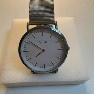 Klocka - En silver klocka som är helt oanvänd. Den passar nog dom flesta, men de går ju att ändra på en smyckes affär om storleken inte känns bra!