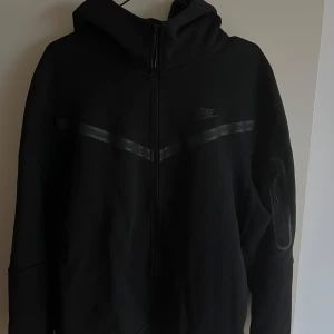 Nike tech fleece - Säljer denna tröja för att den bara tar plats i garderoben, använd cirka 8-9 gånger, skick 8/10, skulle jag nog säga, strolek XL passar L, den är lite nopprig  ner till men lätt att ta bort, köpt på Zalando!  pris kan diskuteras vid snabb affär! 