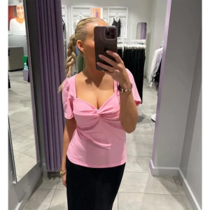 Rosa T-shirt med knytning  - Rosa T-shirt med knytning från vero Moda i storleken L. Tröjan köptes för 380kr och säljs nu för 200kr. Pris kan diskuteras. 