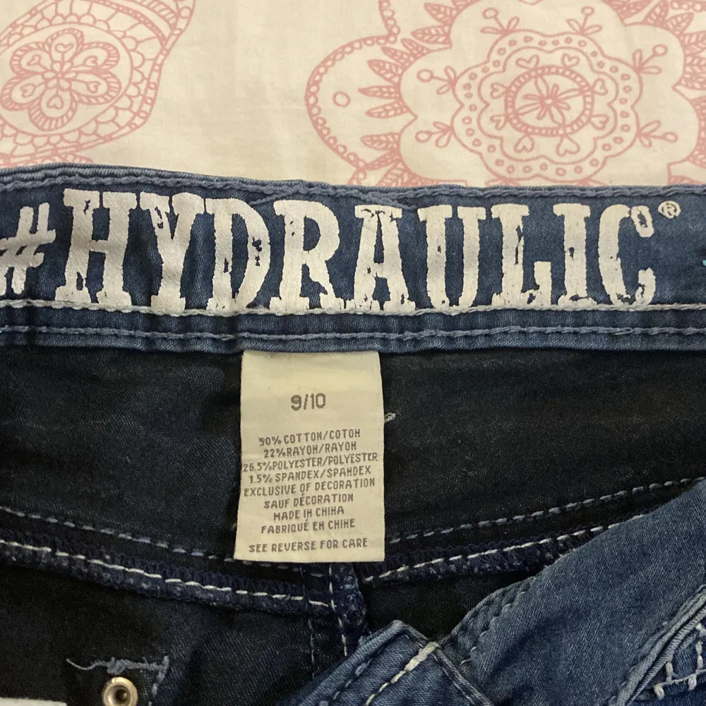 Detta är ett par y2k jeans från märket hydraulic. Använd ett par gånger men är fortfarande i bra skick. 🎀. Jeans & Byxor.