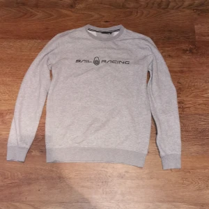 Snil racing kofta - En snil racing kofta som är grå den har inte använts. Pris kan diskuteras 