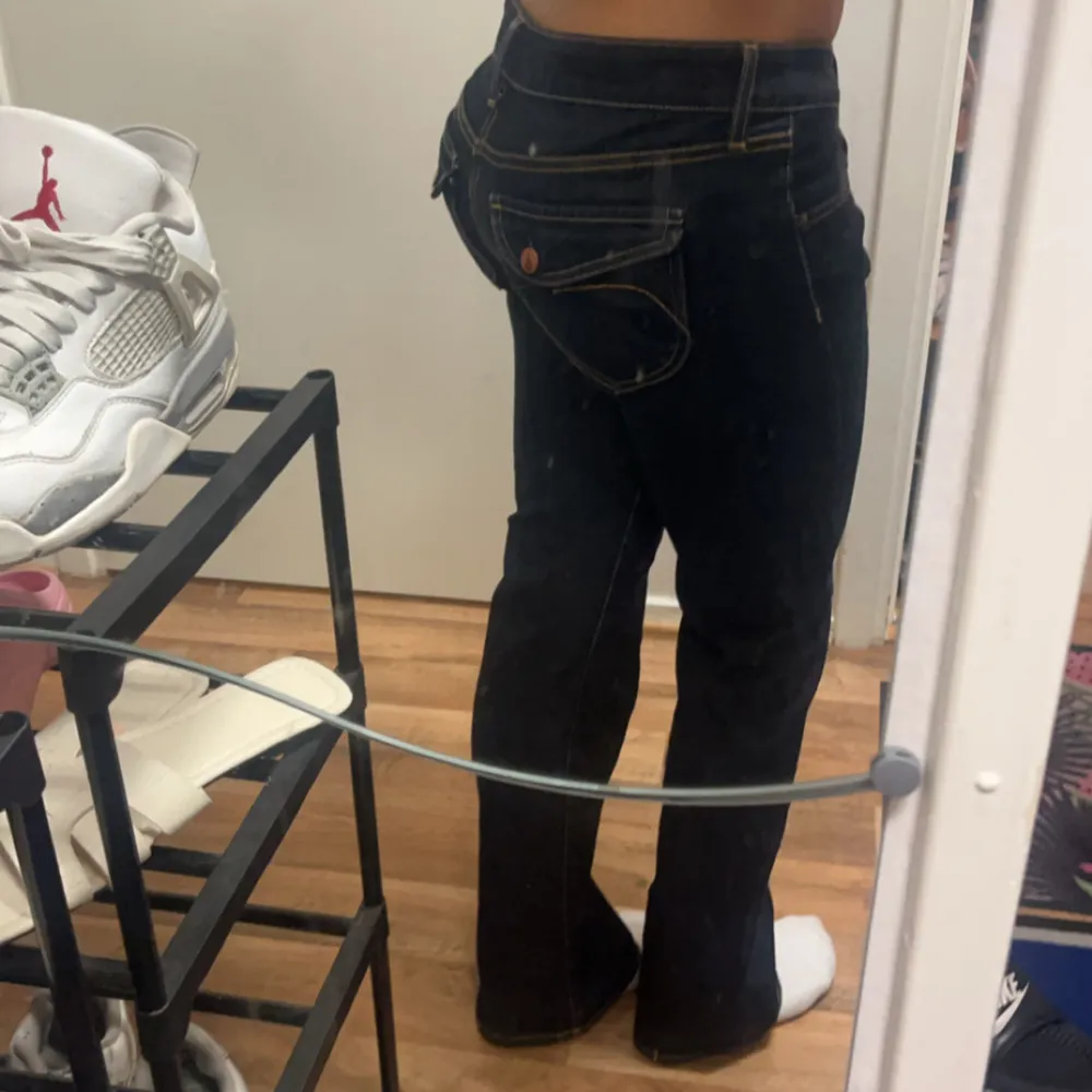 Säljer dessa jätte fina lågmidjade/ g Rise jeans som inte kommer till användning mer dom är i nyskick och är knappt använda köpte för 999kr pris går att diskuteras kan gå ner i pris. För fler bilder skriv privat.💕. Jeans & Byxor.