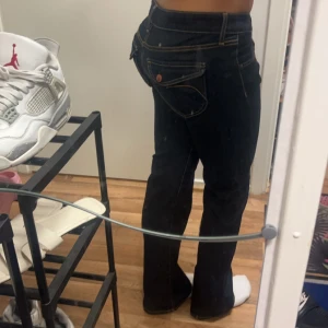 Lågmidjade bootcut jeans  - Säljer dessa jätte fina lågmidjade/ g Rise jeans som inte kommer till användning mer dom är i nyskick och är knappt använda köpte för 999kr pris går att diskuteras kan gå ner i pris. För fler bilder skriv privat.💕