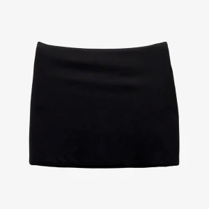 Minikjol från pull&bear - En jätte söt minikjol från pull&bear som är perfekt till en utekväll. Säljer då den är för liten för mig. Endast använd en gång så den är i super bra skick. Nypris är 229kr.