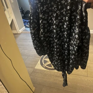 Blus - Blommig kortärmad blus, jätte fin