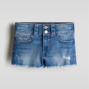Low waist jeans shorts - Jeans shorts med låg midja, helt nya med prislapp. Shortsen är från H&M barn, i storlek 170 men skulle säga att de är som XS eller S eftersom materialet är hyfsat stretchit 