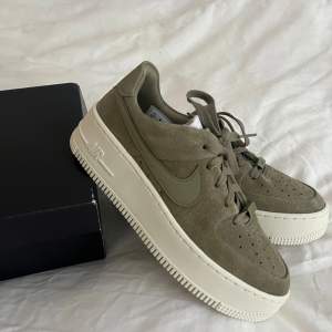 Gröna helt nya Nike air force 1 ✨🤍 Levereras i originalförpackning. Nypris 1695 kr.