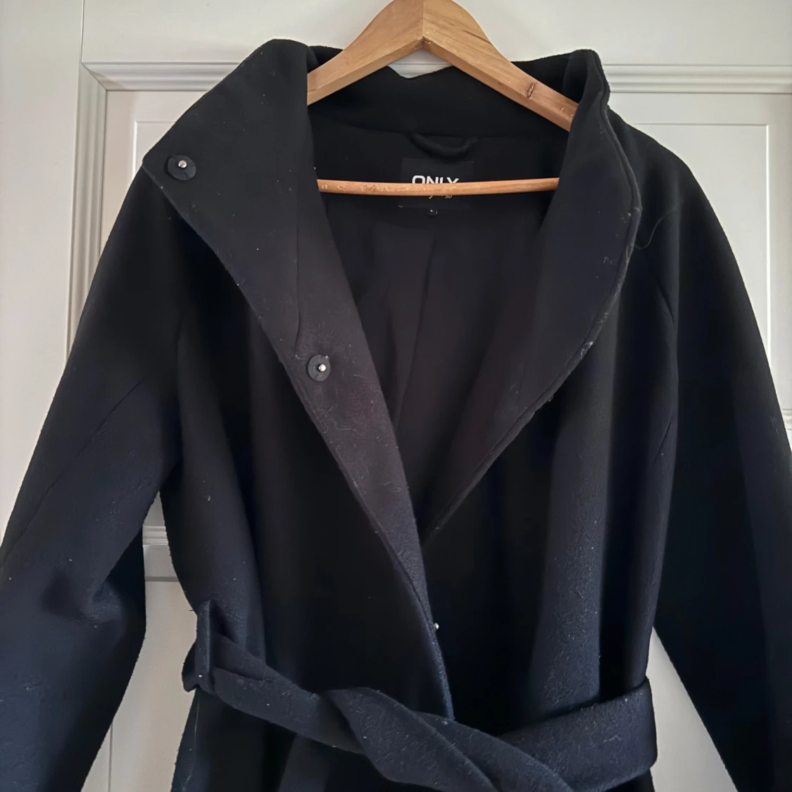 Svart lång kappa från only