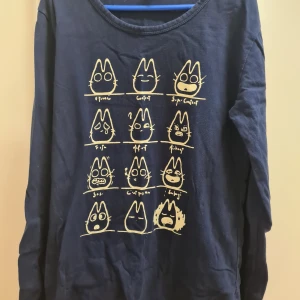 Långärmad Tröja med söta figurer S - Använt ett par gånger. Onesize, känns som S med lös passform. 