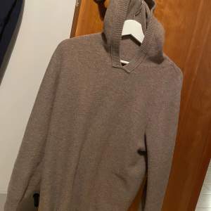 Säljer denna 100 % merinoull hoodie som aldrig använts i färgen beige!