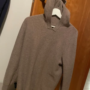 Merino hoodie - Säljer denna 100 % merinoull hoodie som aldrig använts i färgen beige!