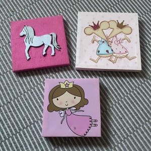 Barntavlor  - Bild 2: 22 cm x 22 cm (saknas en liten bit vid örat)  Bild 3: 25 cm x 25 cm Bild 4: 20 cm x 20 cm