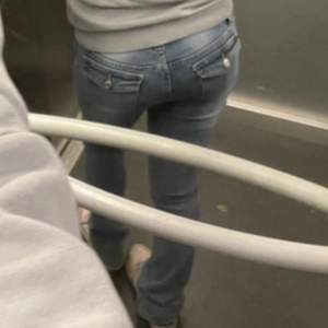 Lågmidjade jeans för bara 350kr. Köpt för 500kr. Säljer då jag har fått ett år nya som är ungefär likadana. Dessa jeans säljs inte längre alls. Passa på