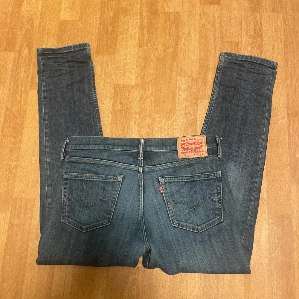 Levis jeans i helt okej skick De är använda men inget hål De är W 32 L 32 Jag är 175 och jag tycker de är lite för långa . Farkut & Housut.