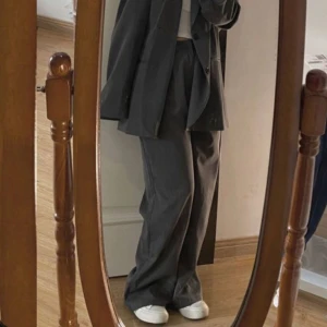 Grå vida kostymbyxor - Fina grå kostymbyxor från Pull&Bear som inte finns att köpa längre. Nyskick i storlek M med hög midja🥰 Skulle säga att de även passar mindre storlekar beroende på hur man vill att byxorna sitter. Säljer då de tyvärr är för korta för mig som är 178❤️