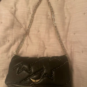 Zadig väska  - Jätte fin Zadig väska i kalvskinn, nypris 4700kr lite slitningar på spännerna och den korta kedjan. Skriv för fler bilder
